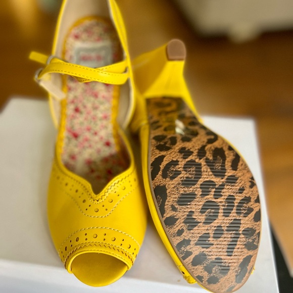 Bettie Page by Ellie Bright Yellow Mary Jane Heels - Picture 3 of 5